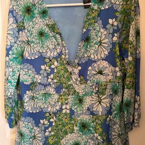 Axcess by Liz Claiborne Blue Floral V-Neck Tunic with Green Accents